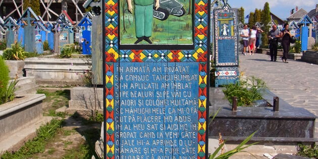 Grabstein auf dem Fröhlichen Friedhof in Săpânța (RO)